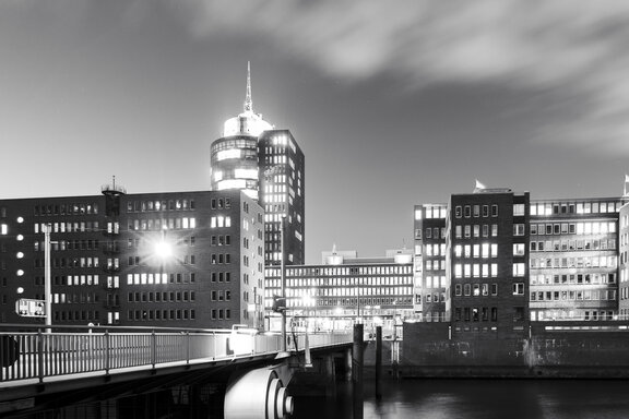 Blick auf die Hochhäuser bei Nacht.