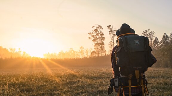 Ein Foto von einem Wanderer mit Rucksack