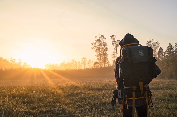 Ein Foto von einem Wanderer mit Rucksack