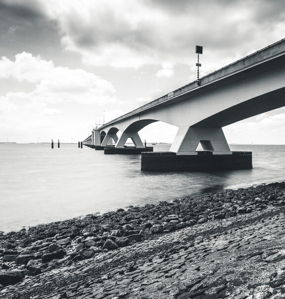 Der Blick vom Wasser, mit einer Brücke auf der rechten Seite.