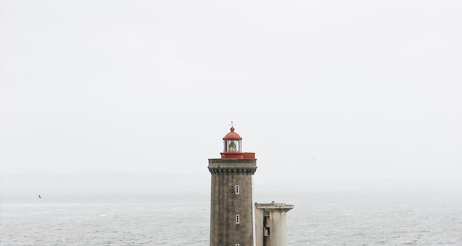 Ein Leuchtturm an der Felsenküste